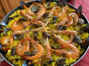 Gefüllte Paella Pfanne