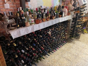 Weinregal im Restaurant