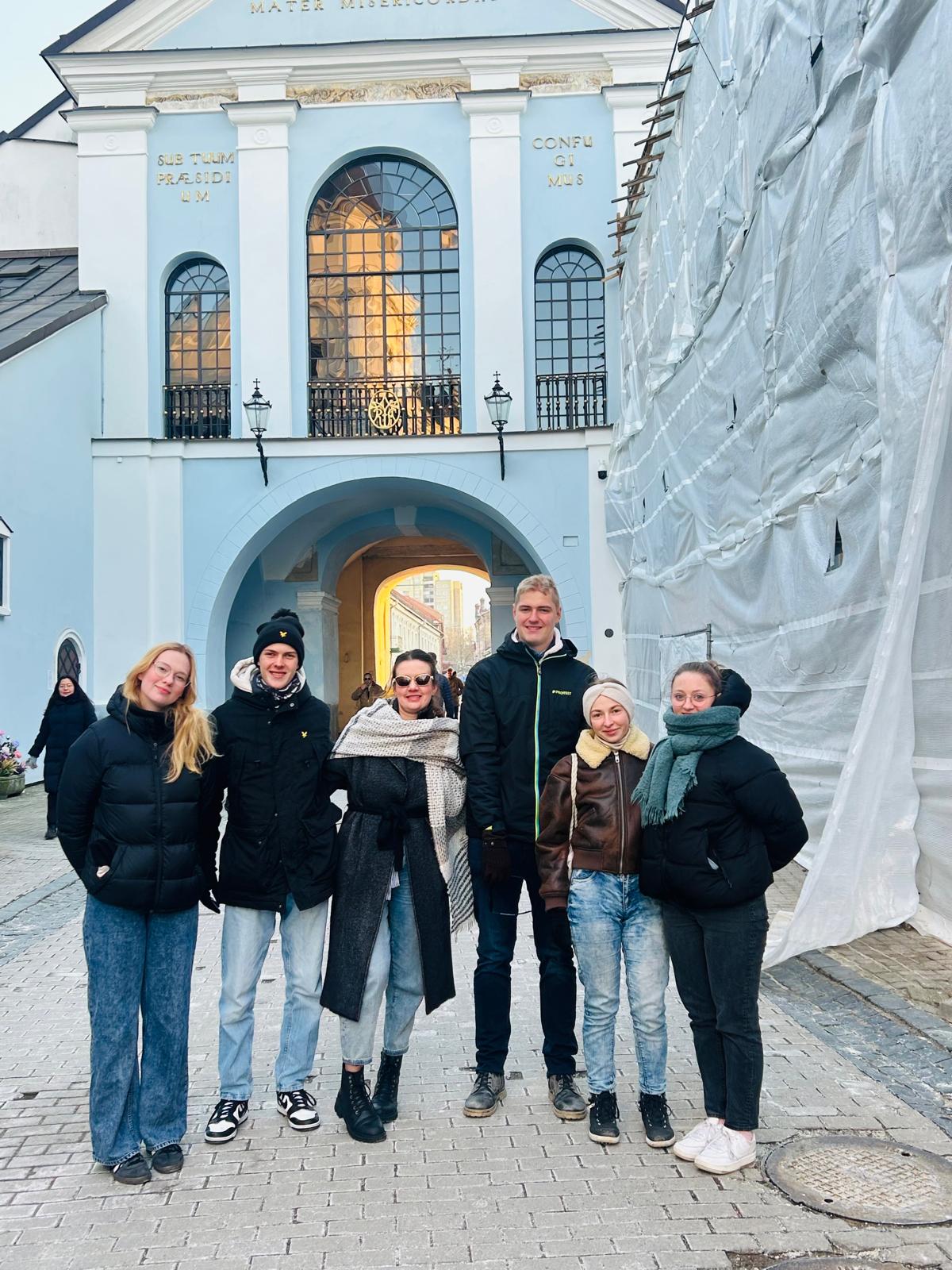 die gesamte Reisegruppe mit der Mobility Managerin bei einer Stadttour durch Vilnius