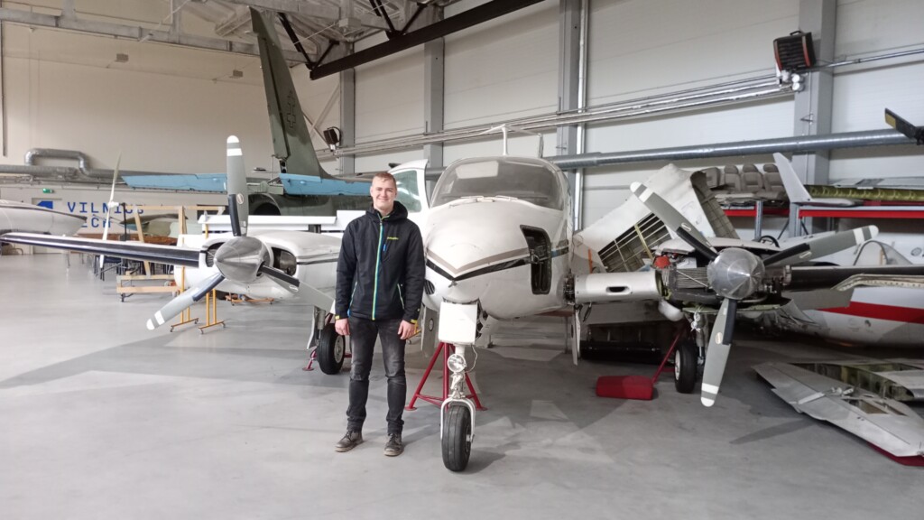 Herr Hoffmann während seines Praktikums beim Luftfahrtinstitut der TU Vilnius